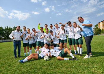 (A) | Echipa de fotbal feminin CSM Alexandria schimbă echipamentul. Sponsor nou