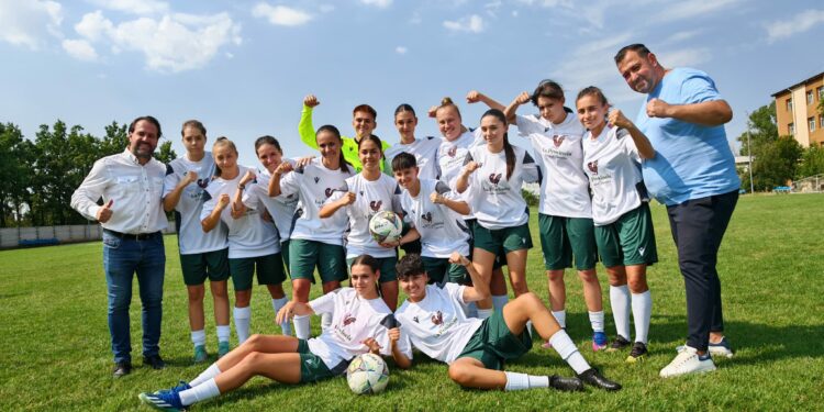 (A) | Echipa de fotbal feminin CSM Alexandria schimbă echipamentul. Sponsor nou
