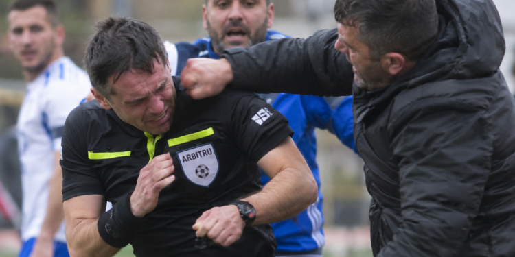 Fotbalul sub semnul violenței: cinci cazuri de agresiune asupra arbitrilor.